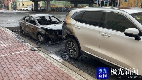 烧着,居民们说当时还有一辆黑色奥迪q5反方向停在了右侧的道牙子上,在