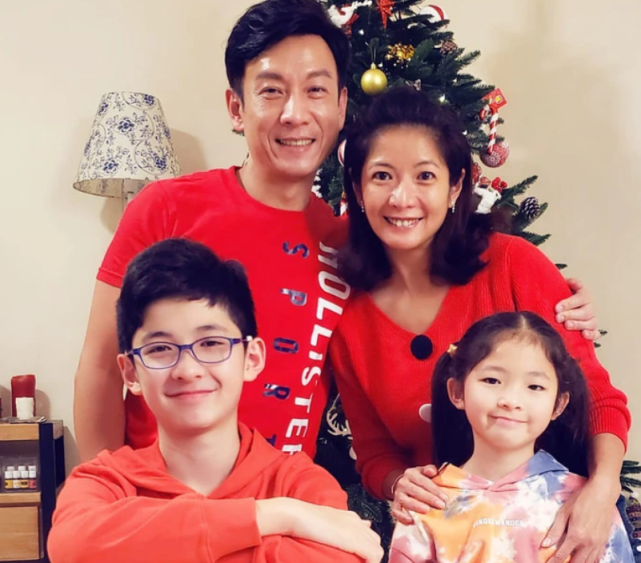 又一女星嫁初恋48岁胡凯欣宣布3婚婚后冠夫姓子女满意继父