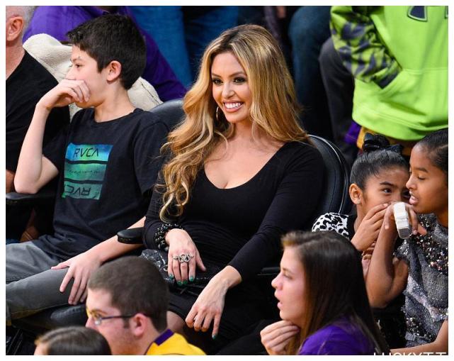 瓦妮莎遭热烈追求,硬汉马龙为其豪掷千万,阿泰:先问问我的拳头