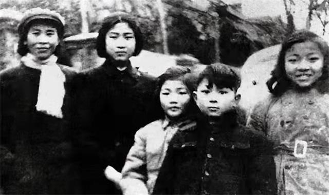 贺子珍从苏联回来 妹妹贺怡向伟人提了个要求 伟人断然拒绝 腾讯新闻