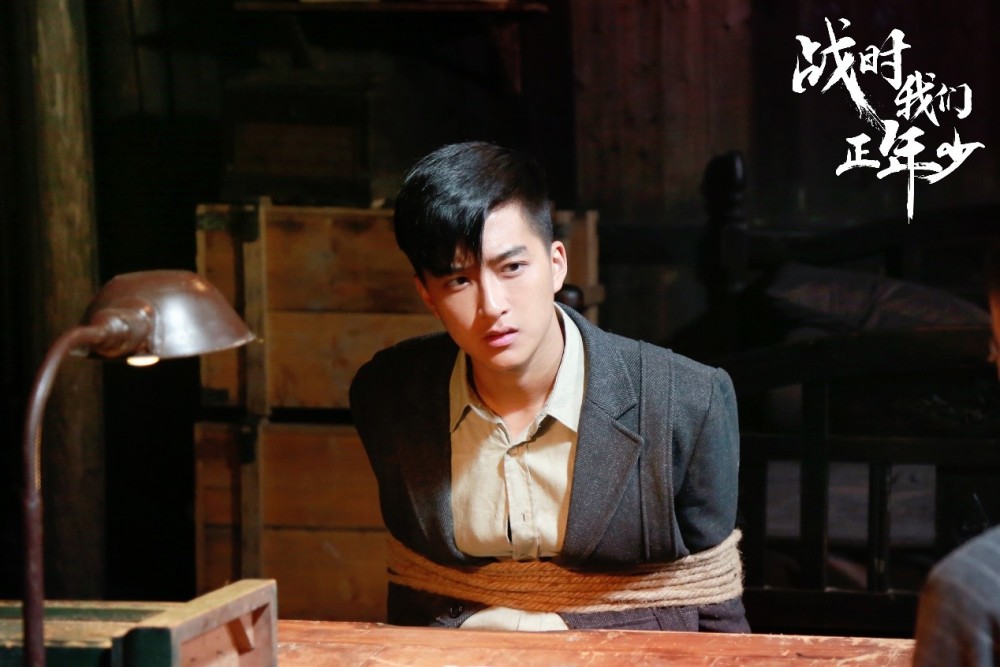 乔景然本是一名来自敌占区的流浪儿,因与师长陈家俊有过一面之缘,不仅