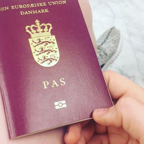 要移居丹麦,没法直接申请"绿卡",而是要先申请当地的工作签证,然后