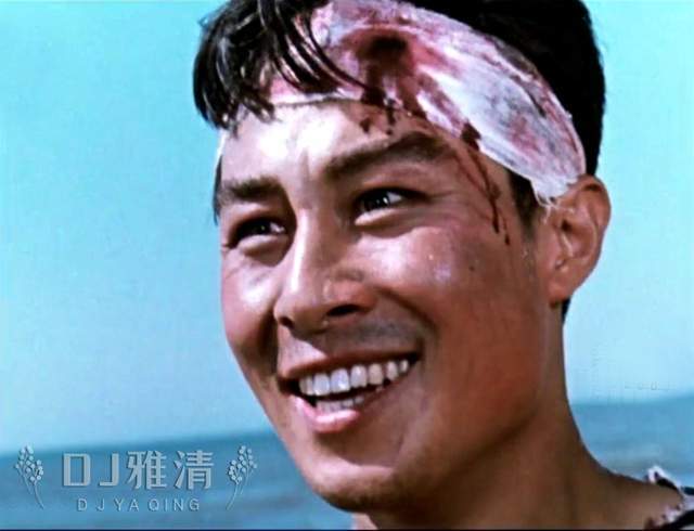 男神王心刚,22张帅气照片欣赏,穿军装威武,戴眼镜儒雅,侧颜最好看
