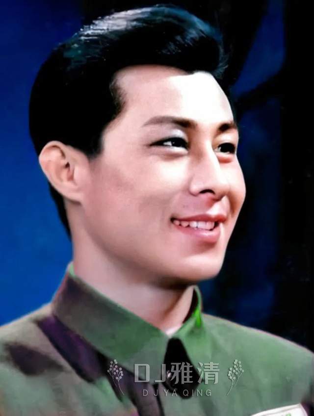 男神王心刚22张帅气照片欣赏穿军装威武戴眼镜儒雅侧颜最好看