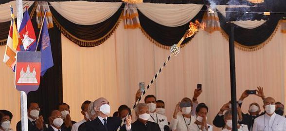 西哈莫尼国王点火为兄长拉那烈亲王送行兄弟俩都是坎坷人生