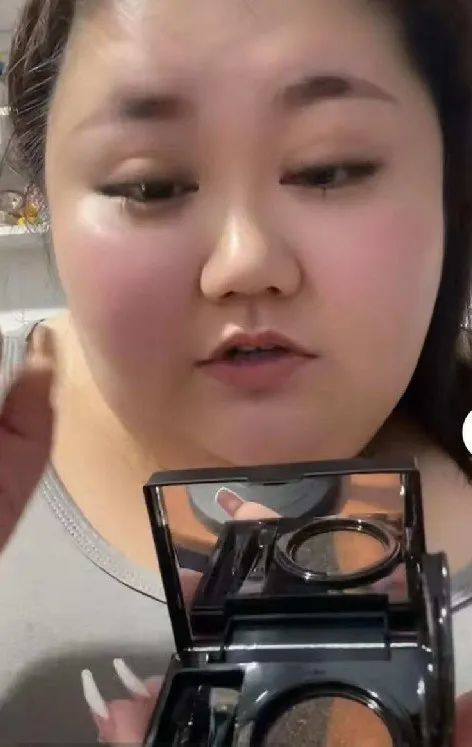 状况太差,这样下去怕有生命危险,毕竟她现在胖得仿佛已经没有了脖子