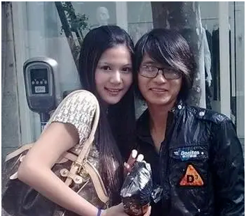 韩寒是怎样4年花掉1700万的网友真的有6个女朋友