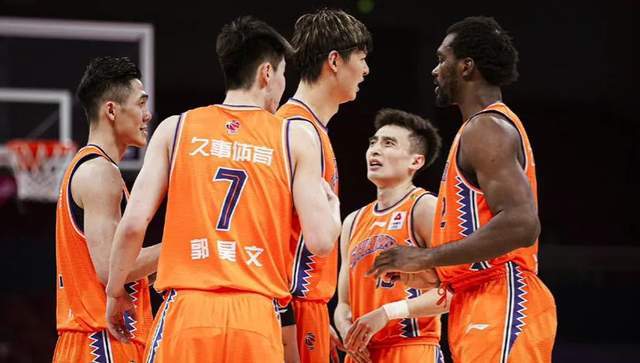 上海队 王哲林还敢打吗？CBA第一恶汉驰援广厦，浙沪决战李春江失主动权