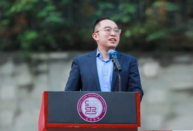 重庆巴蜀中学校党委副书记,校长李潇珂宣布体育节开幕(央广网发 巴蜀