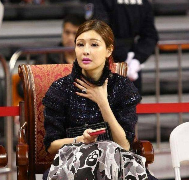 cba最美老板娘,身价40亿,身材颜值依旧似少女