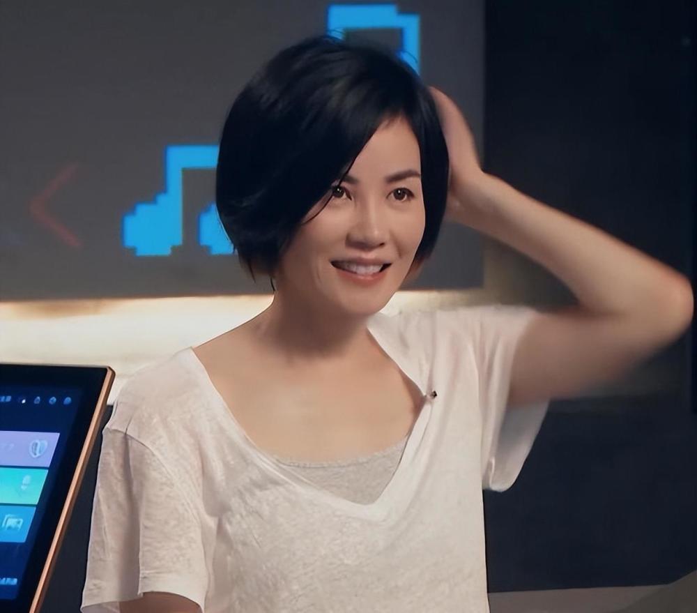 王菲低调复工,换新发型穿鹅黄色嫩得像小姑娘,全程紧张到扣手插图3