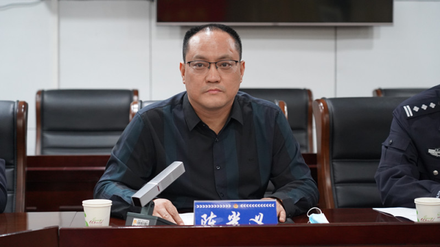 市局党委委员常杰友代表市局党委委托,对刘志同志和唐河县公安局新一