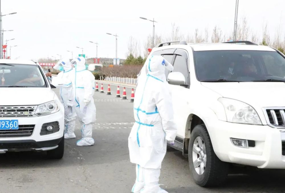 兴安盟红十字会一行看望慰问乌兰浩特市疫情监测交通服务站工作人员