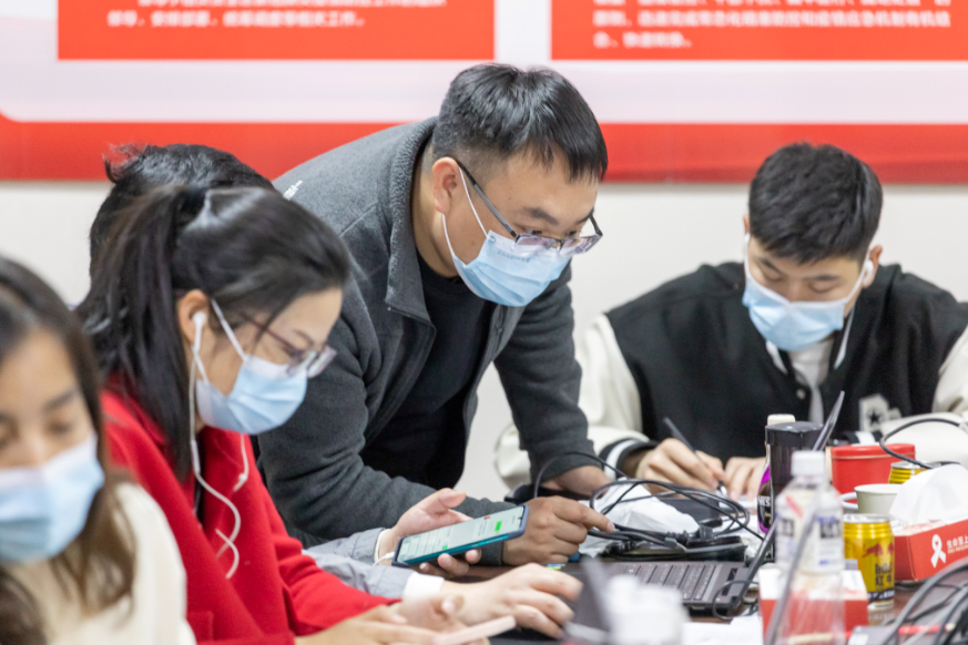 品宣部,工程部,推拿科等组成的流行病学调查小组(成员:霍振东,赵悦,刘