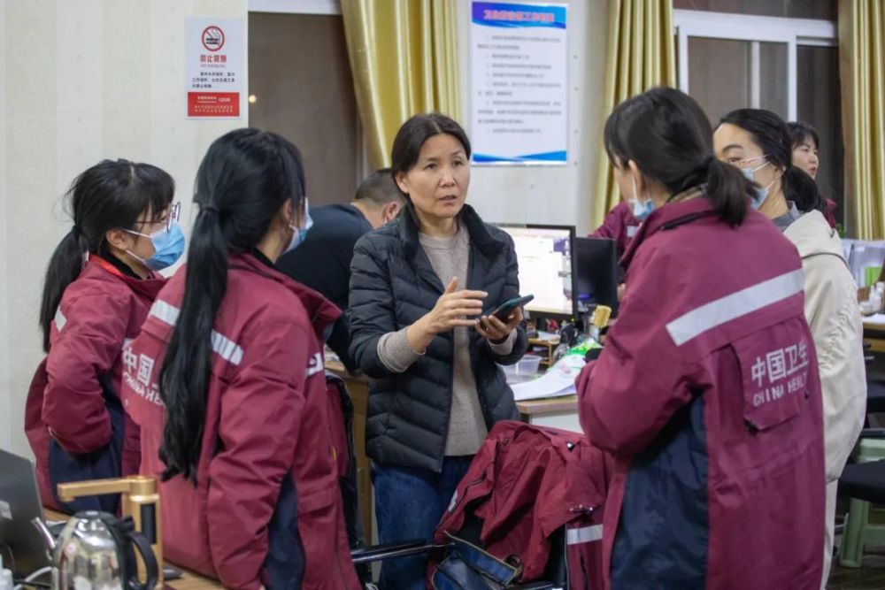 品宣部,工程部,推拿科等组成的流行病学调查小组(成员:霍振东,赵悦,刘