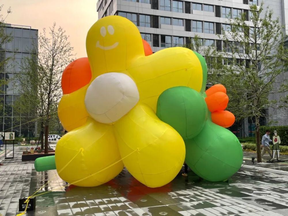 bie大招在外包装上印着几个大字非常契合春天的氛围盒子整体五颜六色