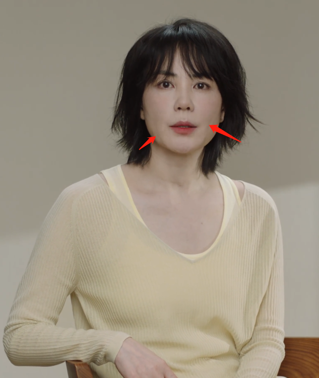 王菲近照露锁骨秀性感52岁天后气场不足清瘦像女版杰克逊