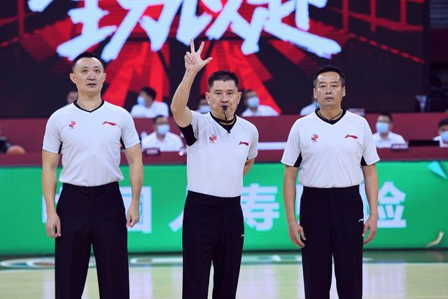 严惩裁判闫军,2次误判抢走深圳队胜利,cba裁判保送上海男篮晋级