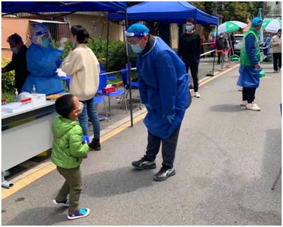 "…… 在鞍山四村第一小区的核酸检测点,业务管理第一支部党员肖佳杰