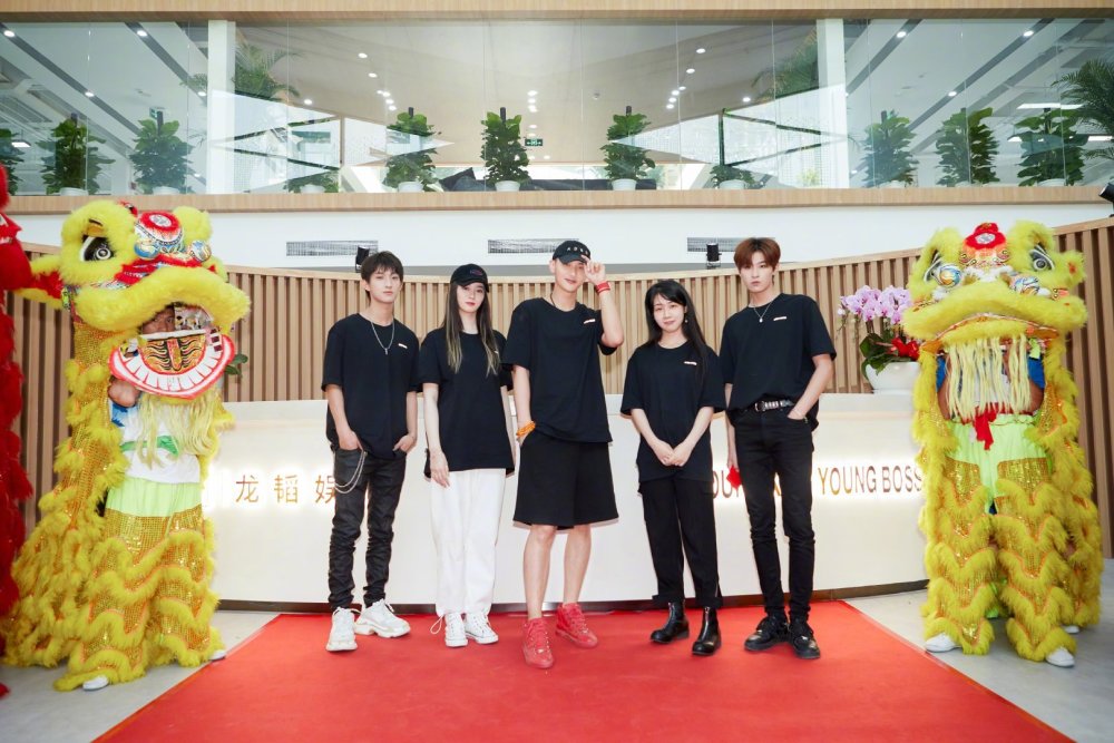 这些艺人都当过群演黄子韬一天30块钱丁禹兮曾是金城武光替