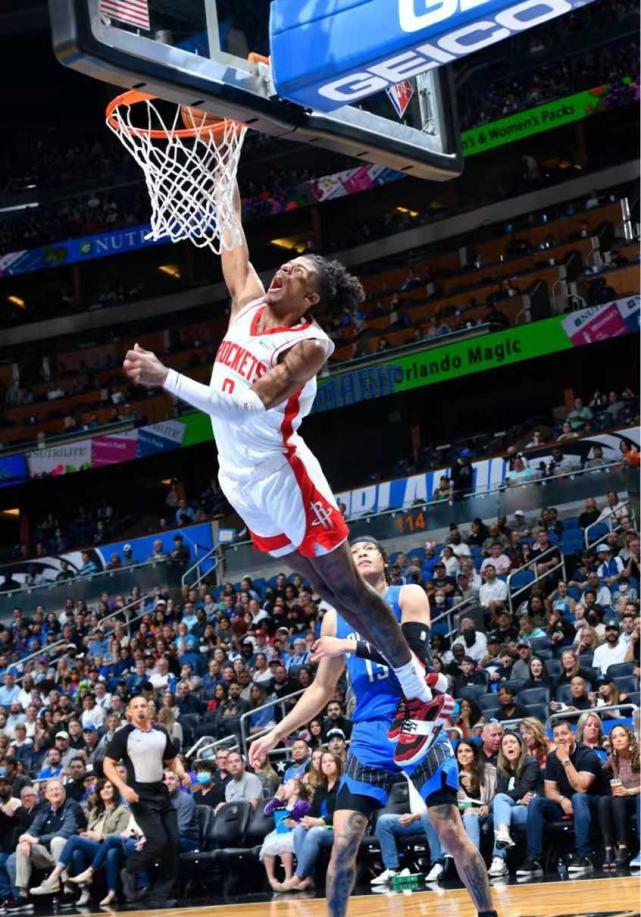 在火箭队和猛龙队的比赛结束之后,杰伦格林已经完成了68次扣篮,在联盟