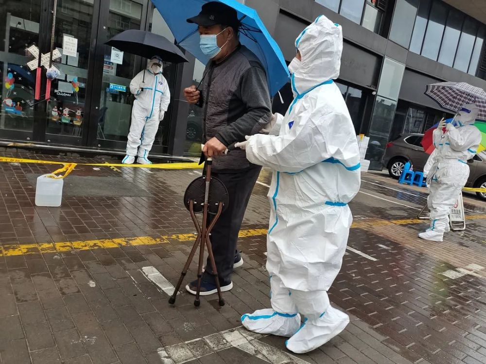 甘井子区核酸检测雨中有序彰显温情