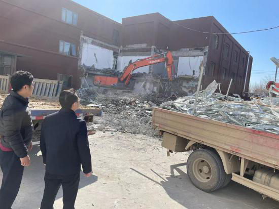 七里渠北村东南侧这处1400余平方米违法建筑拆除了