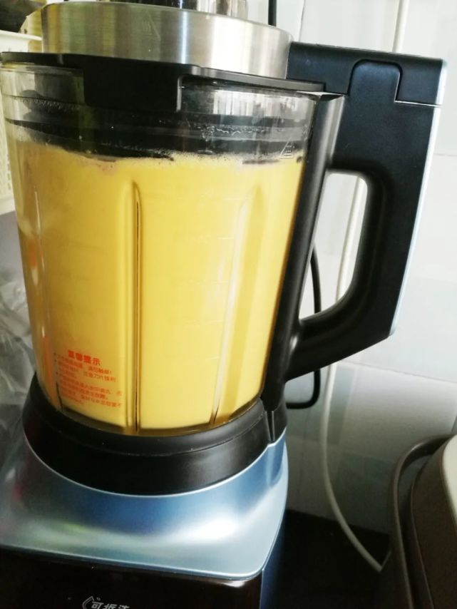 花生和胡萝卜放入破壁机中,用煮米糊的功能,大约27分钟,煮好待用.