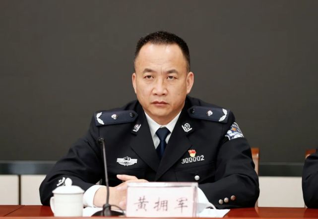 常务副局长钟明宣读《桂林市公安局优化营商环境十项措施》罗贤瑞与有