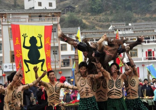 的祷告,就开始有了更多的新鲜的东西加入这个节目里面,就比如说蚂拐舞