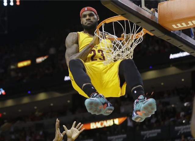 勒布朗·詹姆斯可以卧推225磅(102公斤)的22次,最大卧推成绩是190公斤