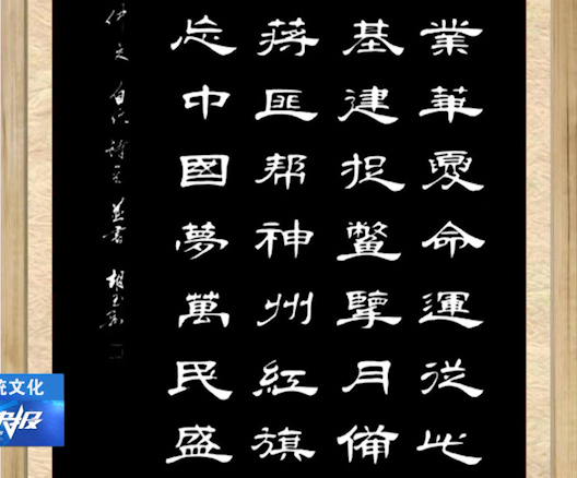 谈起这幅刚刚荣获"特别金奖"的《南湖红船创伟业》,胡玉刚难掩激动.