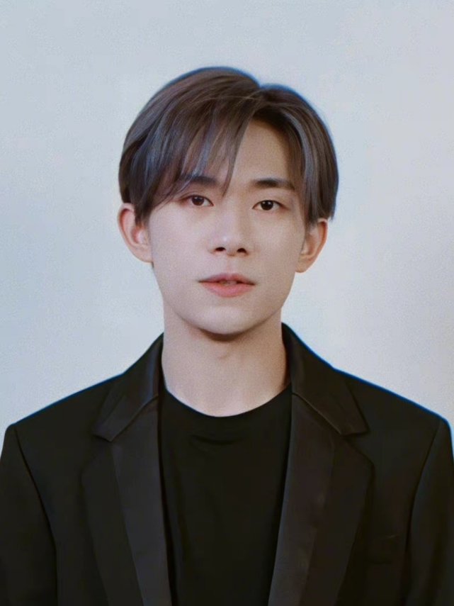 易烊千玺新发色