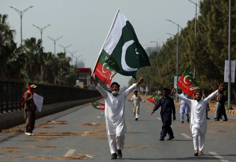 伊姆兰·汗遭弹劾背后：不认输的巴基斯坦明星总理潍坊绘本树英语