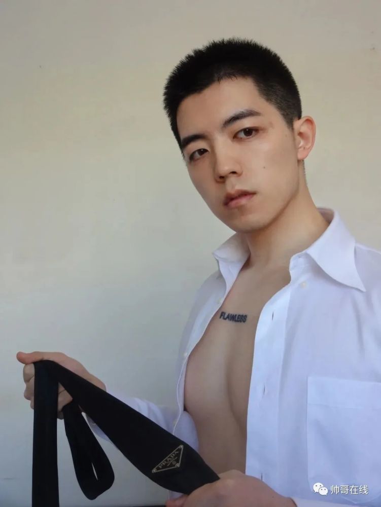 寸头肌肉衬衫天菜核酸检测被抓拍,超凶小奶狼网红博主,你的男朋友有