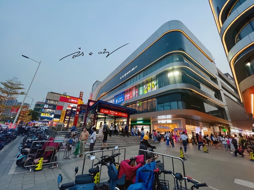 广州这家人气很旺的商场,就在同和地铁口,好多人来逛