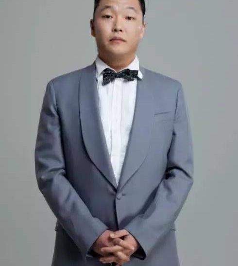 就会唱,据了解,创造出这首神曲的搞笑演员是江湖人称piko太郎的怪蜀黍