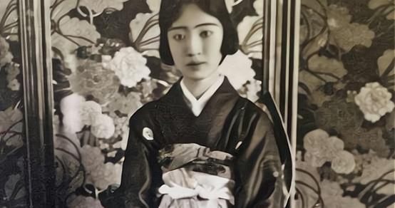 清朝格格川岛芳子以汉奸罪处以枪决临刑前手中紧握一团纸球