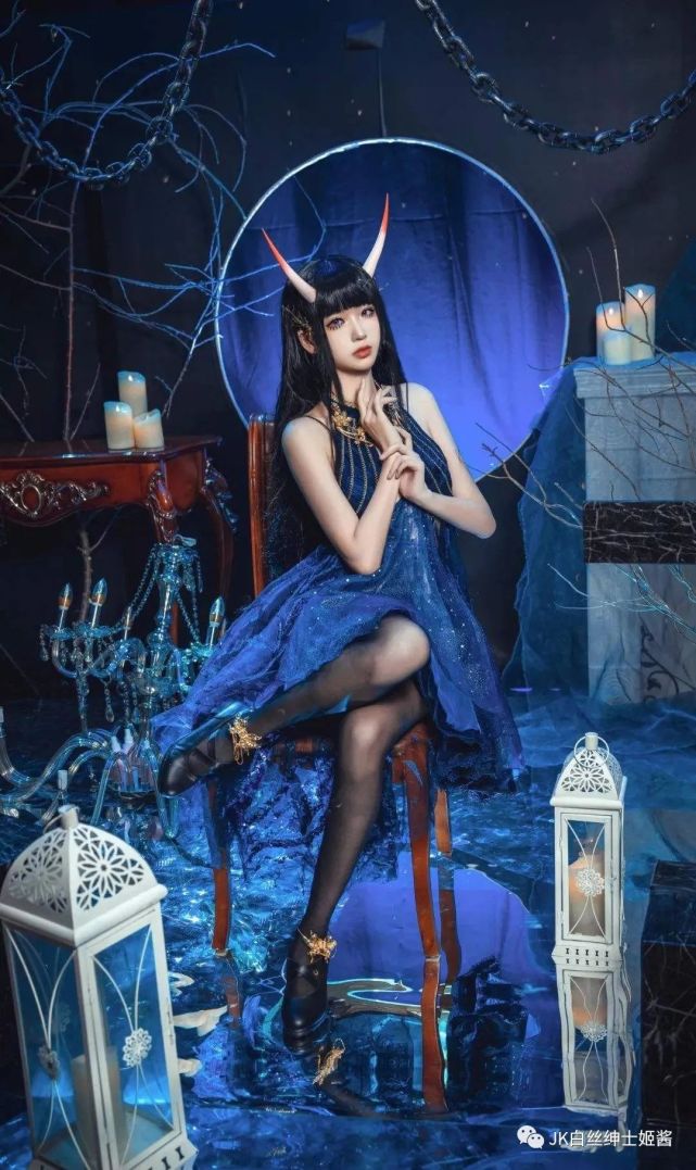 cos:碧蓝航线能代夜响的绝园,以星空点缀得礼服完美展现了其玲珑有致