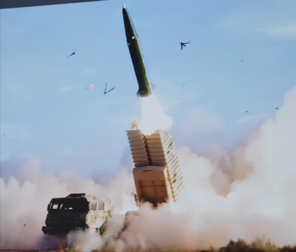 之后,更新一代的火箭弹就亮相在了珠海航展上,那就是火龙480火箭炮