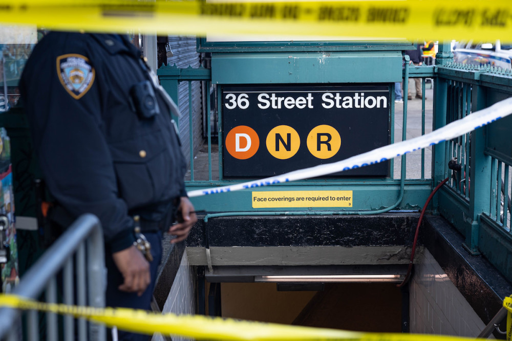 纽约地铁枪击案受伤人数上升至29人，嫌疑人身份已确定