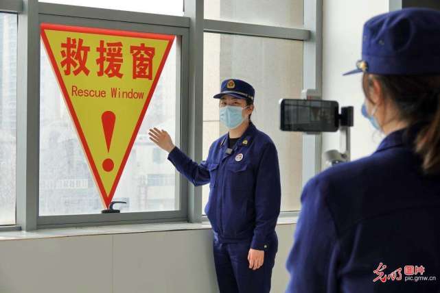 在山东省烟台市一家商场,消防人员通过网络直播向观众介绍救援窗