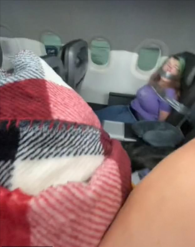 美国女子机舱咬人被用胶带封嘴捆在座位上，更惨的还在后边