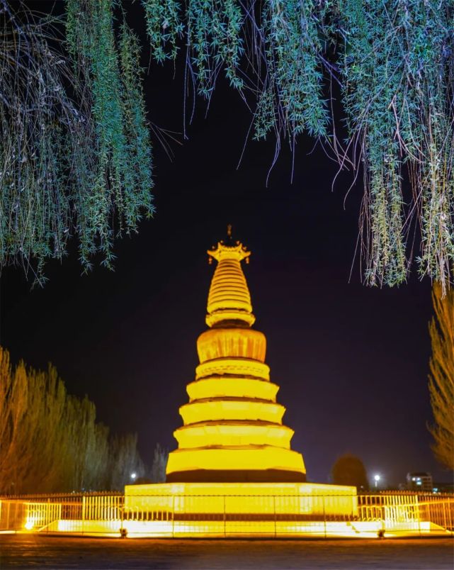 酒泉敦煌市白马塔景区夜晚灯光璀璨