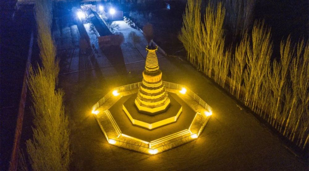 酒泉敦煌市:白马塔景区夜晚灯光璀璨_腾讯新闻