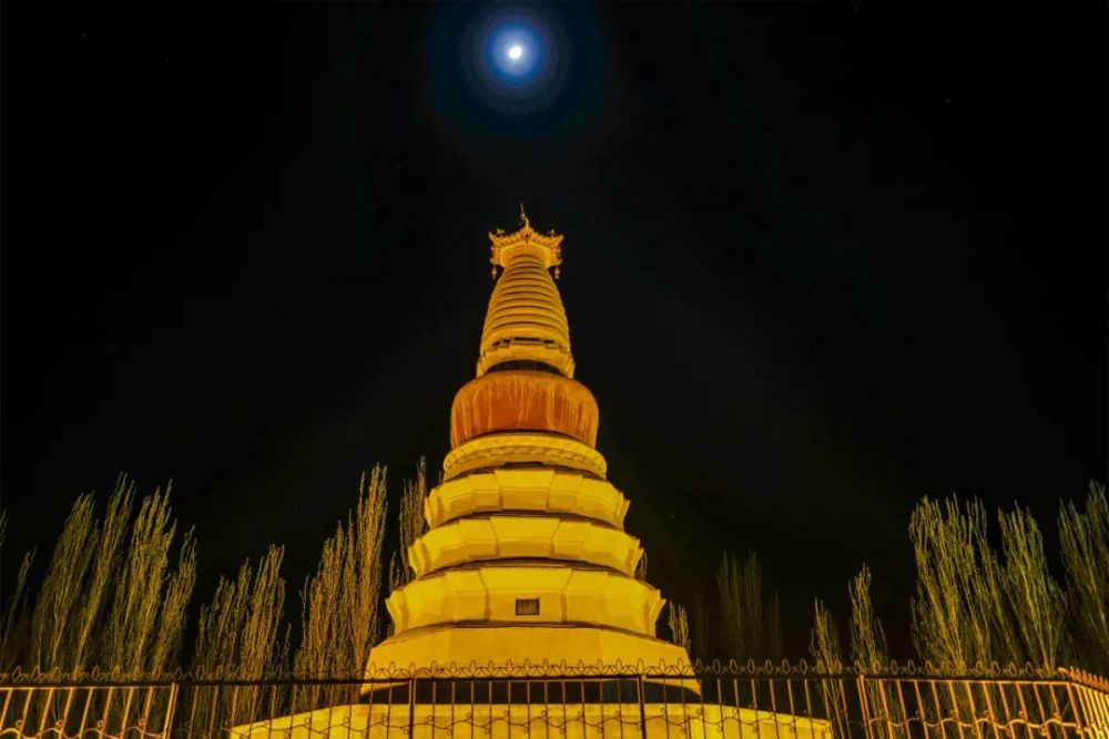 酒泉敦煌市:白马塔景区夜晚灯光璀璨_腾讯新闻