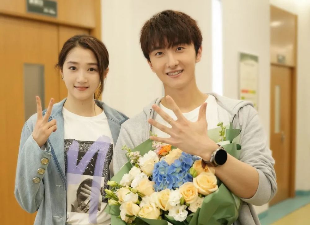 《二十不惑2》首发预告片,关晓彤演网红主播,众主演全是高颜值_腾讯