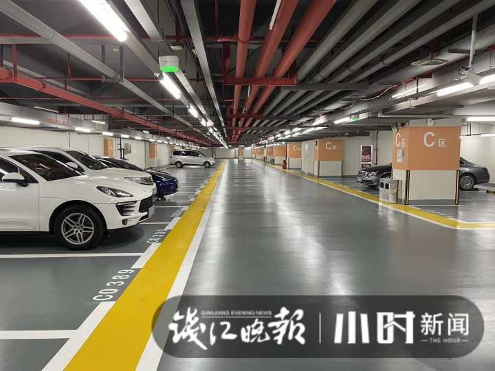 杭州万象城商场今早恢复正常营业进店需要测温扫码