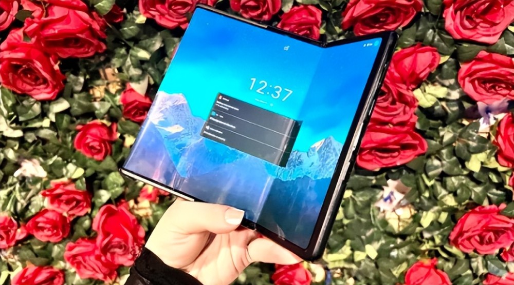 tcl推出两款新手机,折叠屏 卷轴屏合二为一_腾讯新闻