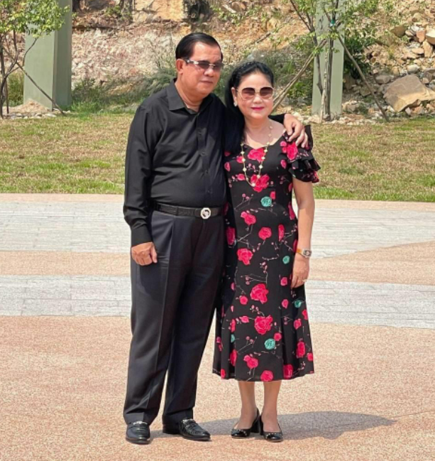 据柬媒消息,4月16日,洪森和夫人文拉妮将在西港主持柏通王子和娜迦